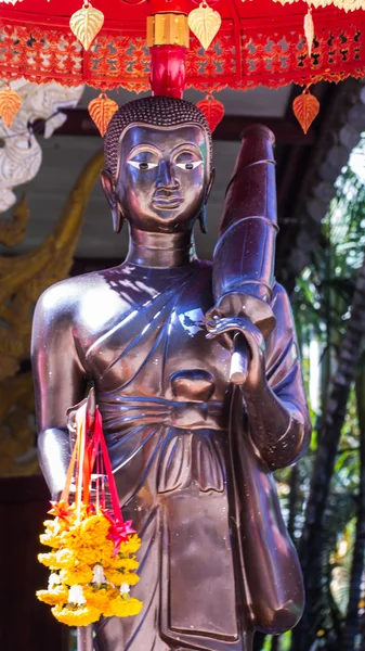 Estátua de monge tailandês no templo tailandês — Fotografia de Stock