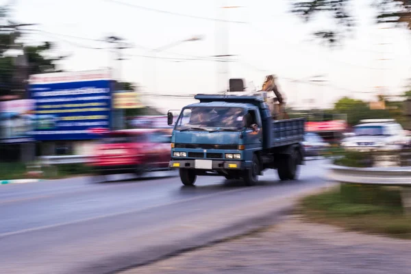 Náklaďák posouvání kamery v silniční — Stock fotografie