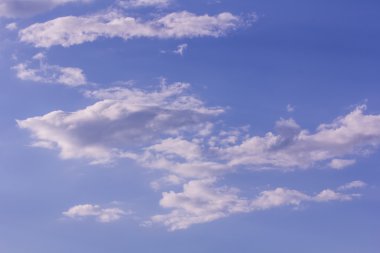 mavi gökyüzünde bulut