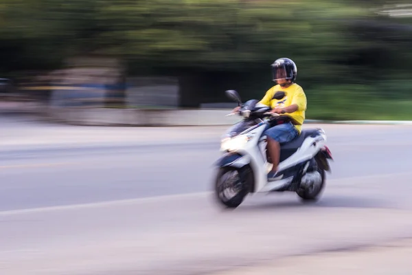 Motocicleta panning na estrada, Ásia — Fotografia de Stock
