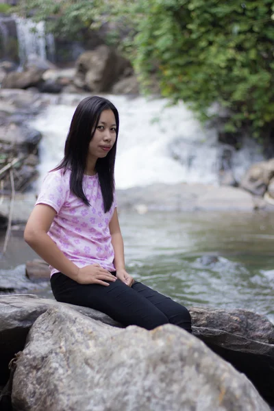 Thaise vrouw met Mae Ya waterval, Chiangmai, Thailand — Stockfoto