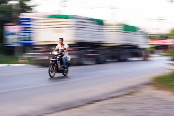 Motorfiets pannen in road, Asia — Stockfoto
