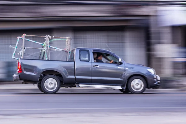Pick-up snelheidsovertredingen in road, vrachtwagen — Stockfoto