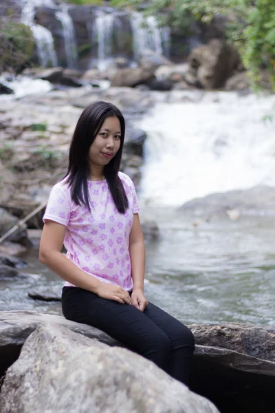 泰国女子与泰国清迈湄崖瀑布 — 图库照片
