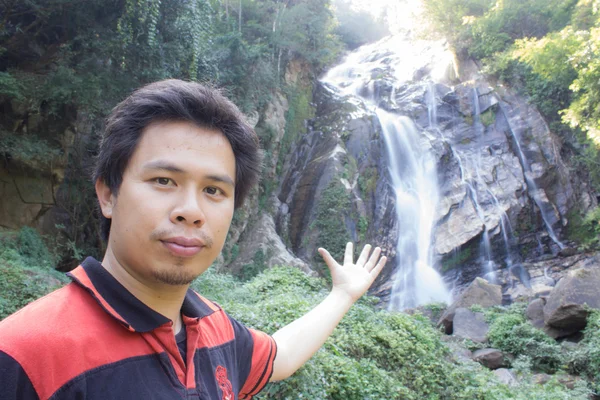 Hombre tailandés con cascada Mae Tia, Parque Nacional Obluang, Chiangmai —  Fotos de Stock
