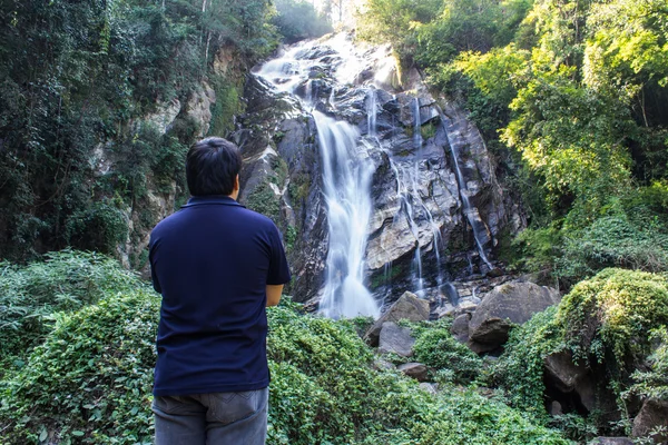 Hombre tailandés con cascada Mae Tia, Parque Nacional Obluang, Chiangmai — Foto de Stock