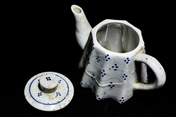 Klasyczna ceramiczna czajnik na białym na czarnym tle — Zdjęcie stockowe