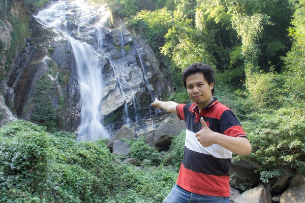 Tay adamla Mae Tia Waterfall, Obluang Milli Parkı Chiangmai — Stok fotoğraf