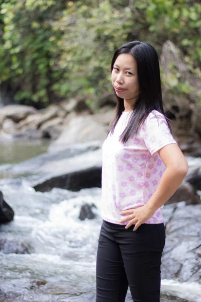 Thaise vrouw met Mae Ya waterval, Chiangmai, Thailand — Stockfoto