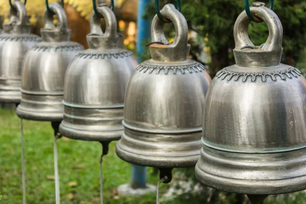 Campana en templo tailandés, enfoque selectivo — Foto de Stock