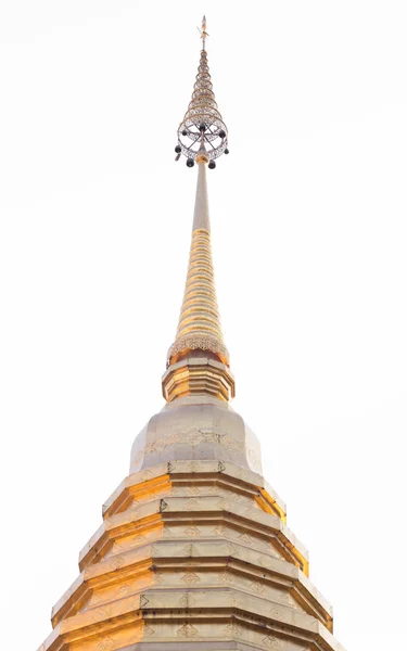 Pagode dourado no templo tailandês isolado em branco — Fotografia de Stock