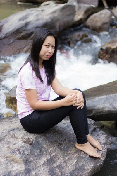 Thaise vrouw met Mae Ya waterval, Chiangmai, Thailand — Stockfoto