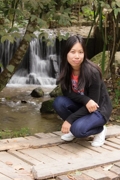 Mulher tailandesa com cachoeira Mae Kam Pong, Chiangmai Tailândia — Fotografia de Stock