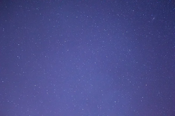 Dunkler Nachthimmel und viele Sterne — Stockfoto
