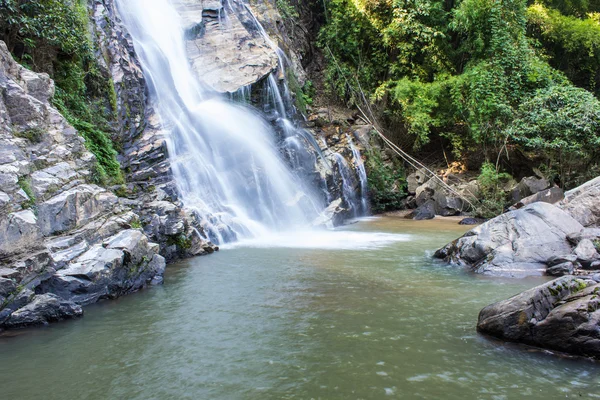 Mae Tia wodospad, park narodowy Ob płuc w Chiangmai Tajlandia — Zdjęcie stockowe