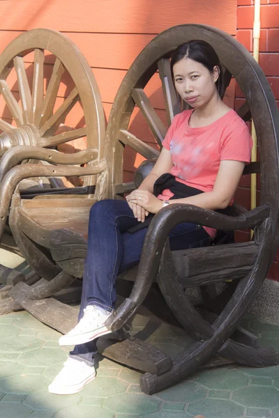 Thaiföldi nő ül a cigánykerék széken — Stock Fotó
