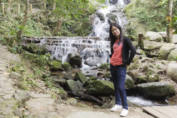 Thaise vrouw met Mae Kam Pong waterval, Chiangmai, Thailand — Stockfoto