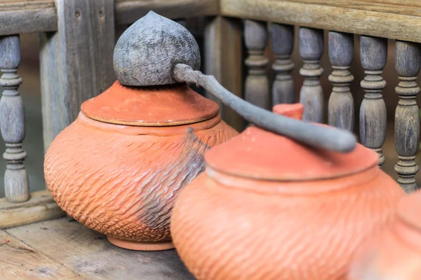 Pote de barro na água potável é o estilo de vida tailandês, estilo lanna — Fotografia de Stock
