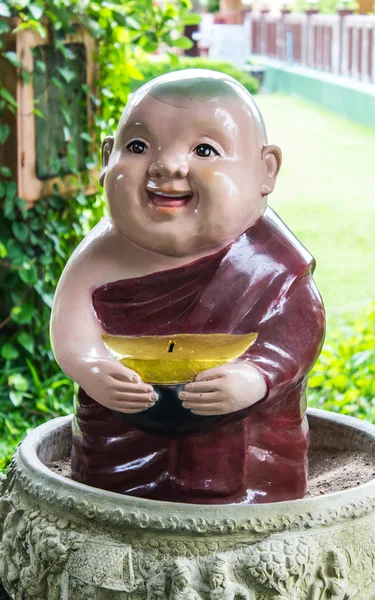 Klei monnik gelukkig standbeelden, Thaise stijl — Stok fotoğraf