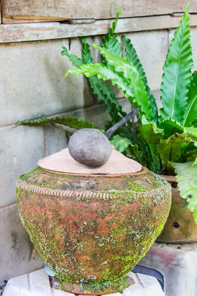 Tontopf auf Trinkwasser ist die thailändische Lebensart, lanna style — Stockfoto