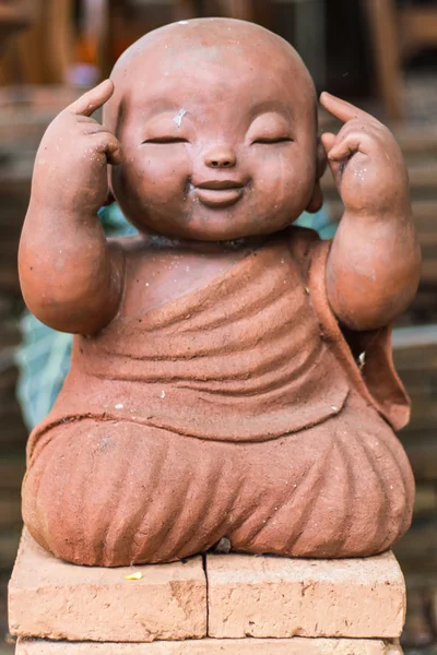 Novizio buddista sorridente in argilla, stile tailandese — Foto Stock