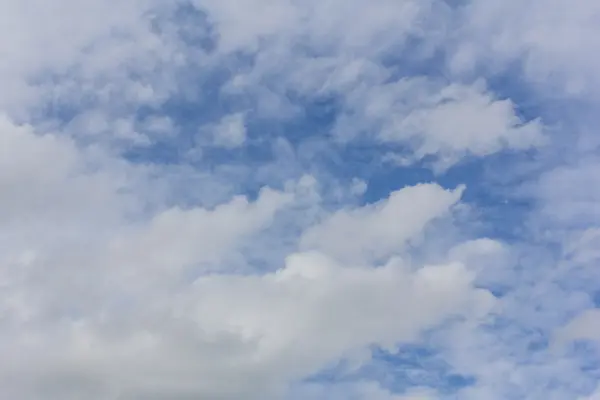 Skönhet blå himmel bakgrund med små moln — Stockfoto