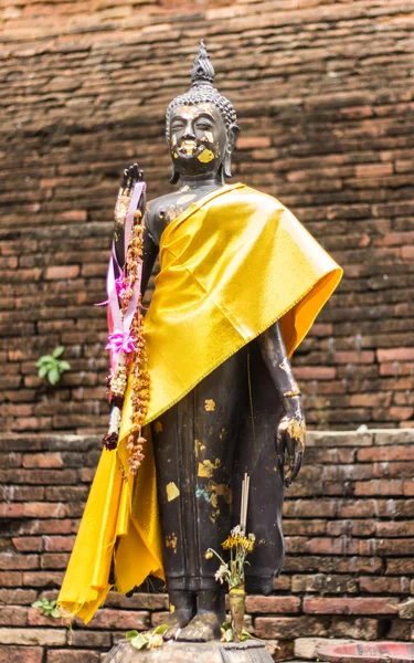 Statue de Bouddha sur le mur du temple thaïlandais — Photo