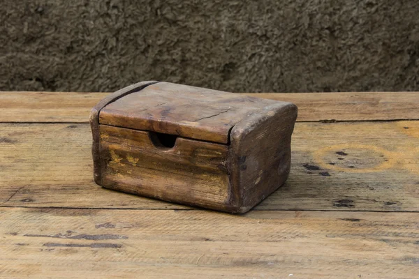 Pecho viejo sobre mesa de madera bodegón — Foto de Stock