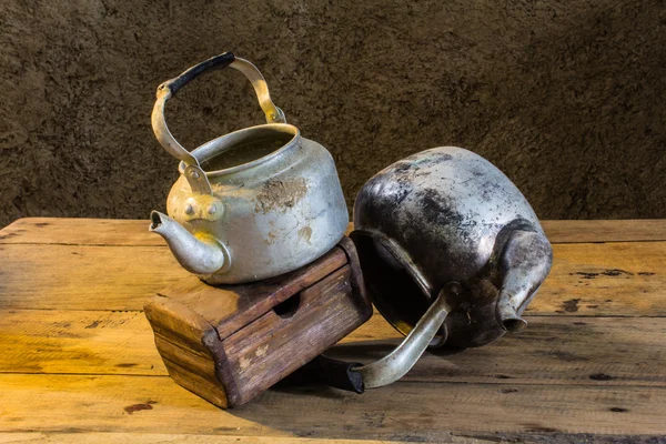 Натюрморт старый классический чайник со старой груди — стоковое фото