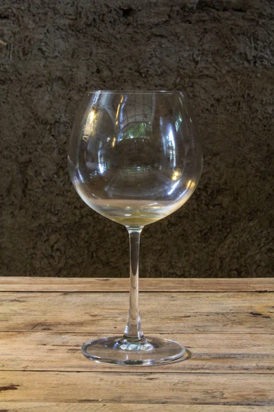 Kieliszek do wina martwa na stół z drewna — Zdjęcie stockowe
