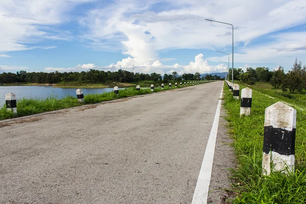 Estrada na barragem na Tailândia — Fotografia de Stock