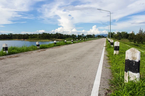 Straße auf Damm in Thailand — Stockfoto