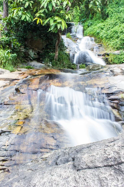 Cascade Wang Bua Ban dans le parc national de Doi Suthep-Pui, Chiangmai — Photo