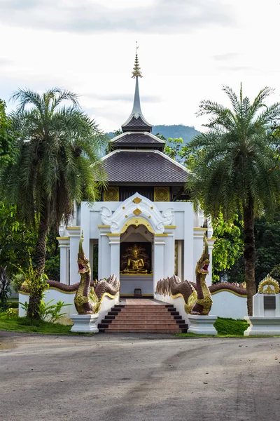 Estatua de Buda en capilla estilo tailandés — Foto de Stock