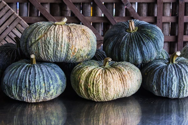 Calabazas de naturaleza muerta con fondo de madera —  Fotos de Stock