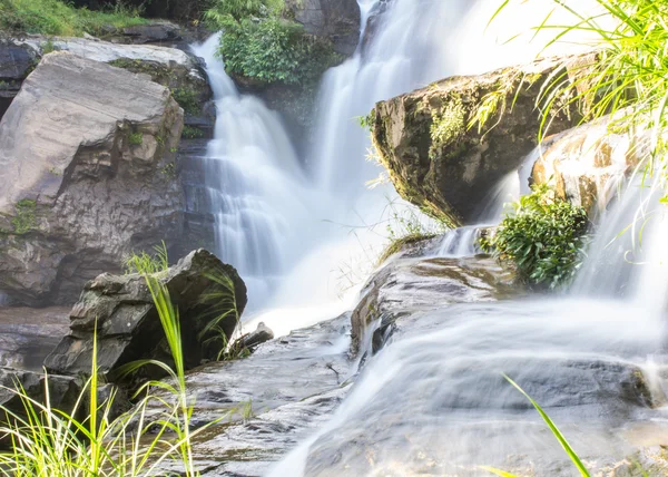 Cachoeira Mae Klang na província de Chiang Mai, Doi Inthanon Tailândia — Fotografia de Stock