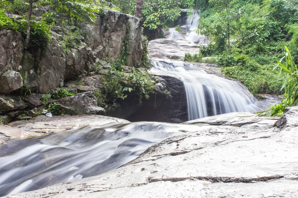 Wang Bua Ban cachoeira em Doi Suthep-Pui Nationnal Park, Chiangmai — Fotografia de Stock