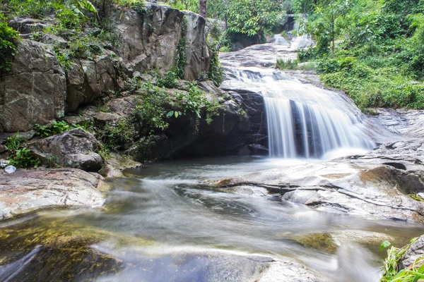 Cascade Wang Bua Ban dans le parc national de Doi Suthep-Pui, Chiangmai — Photo