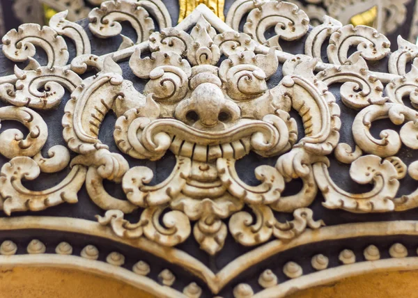 Vit rahu staty på väggen thailändska tempel — Stockfoto