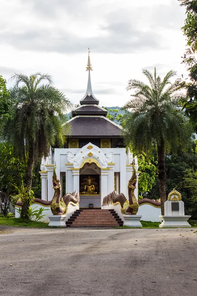 Buddha staty i kapell thailändsk stil — Stockfoto