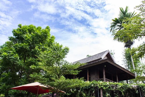 Teca casa de madera lanna Tailandia estilo con cielo — Foto de Stock