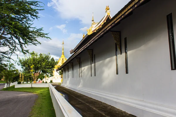 Capilla tailandesa con pagoda en templo tailandés —  Fotos de Stock