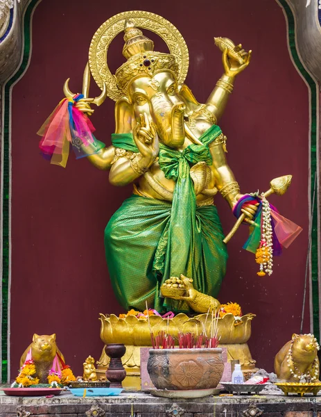 Estatua de oro de Ganesha —  Fotos de Stock