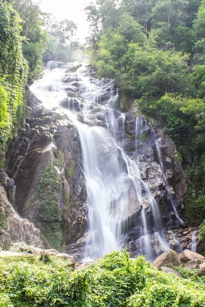 Mae Tia cachoeira, Ob Lung parque nacional em Chiangmai Tailândia — Fotografia de Stock