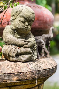 Tayland'da kullanılan bez bebek kil keşiş