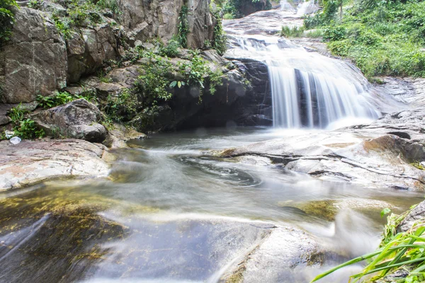 Wang Bua Ban cachoeira em Doi Suthep-Pui Nationnal Park, Chiangmai — Fotografia de Stock