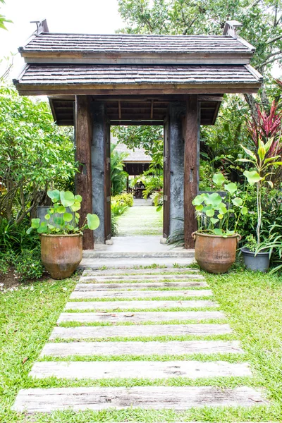 Ingresso ad arco in legno a casa thailandese — Foto Stock