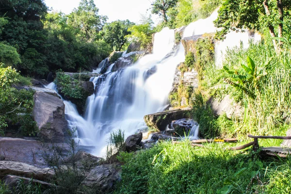 Mae Klang Vesiputous Chiang Mai maakunnassa, Doi Inthanon Thaimaa — kuvapankkivalokuva