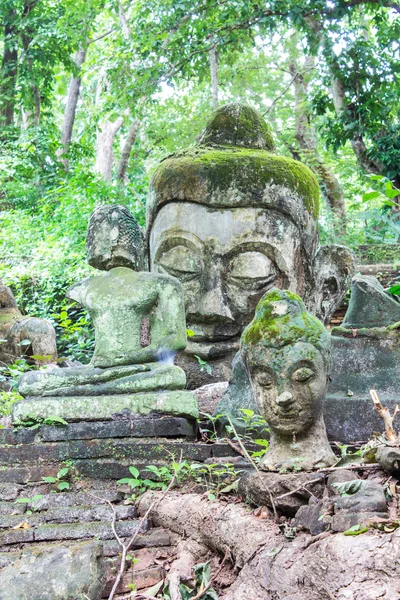 Stará socha Buddhy v umong chrámu (wat umong), chiangmai, Thajsko — Stock fotografie