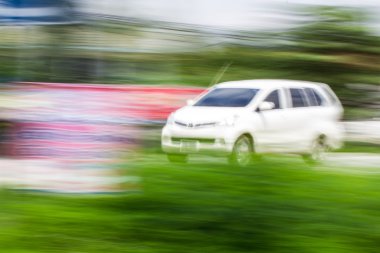 Beyaz araba yolda hız